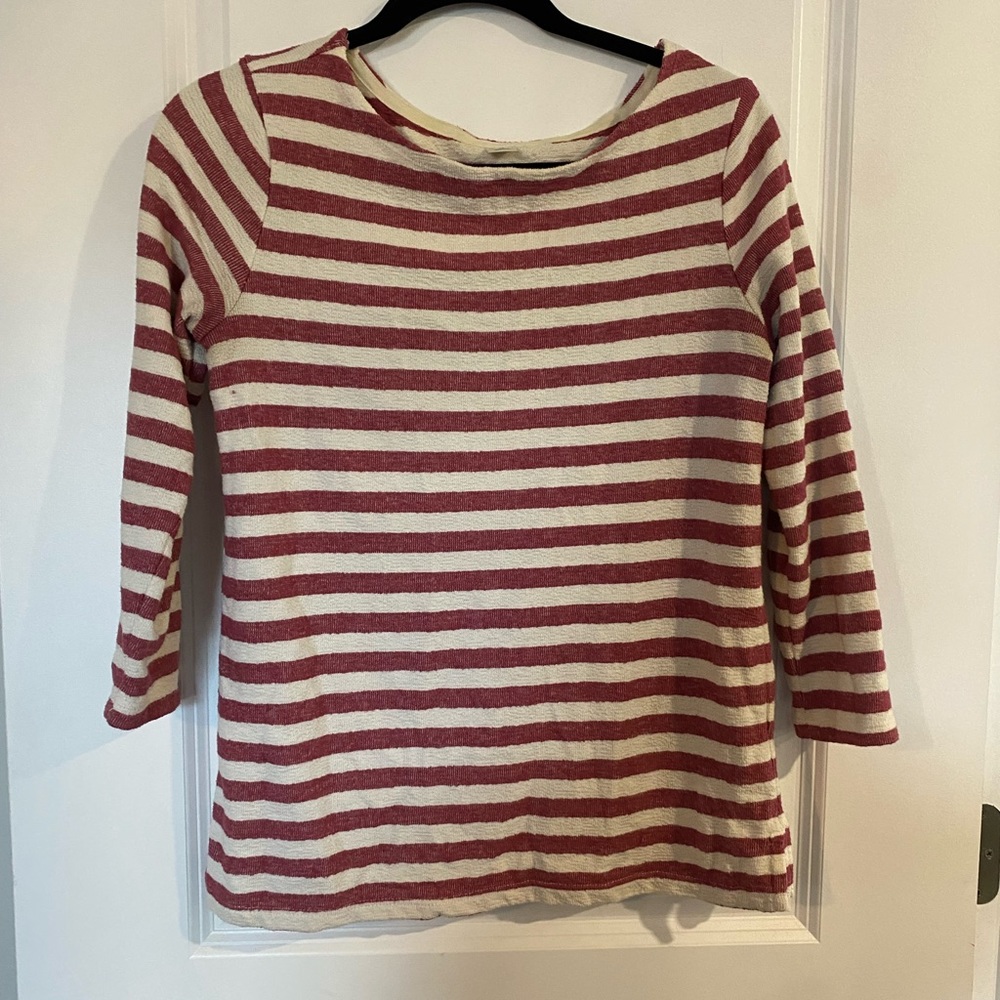 White and red stripe old navy shirt